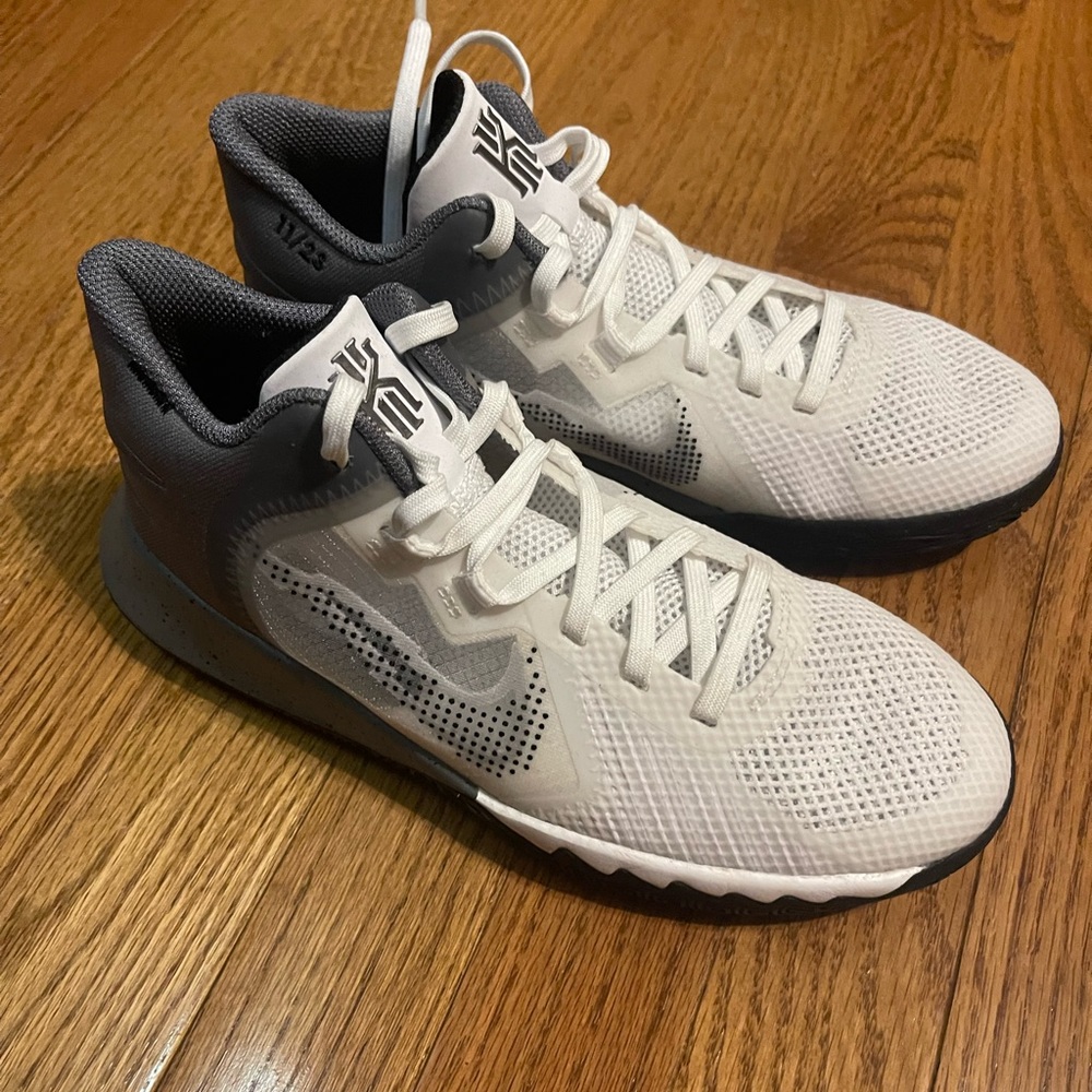 Boys Nike Kyrie Flytrap 5 Basketball Shoes